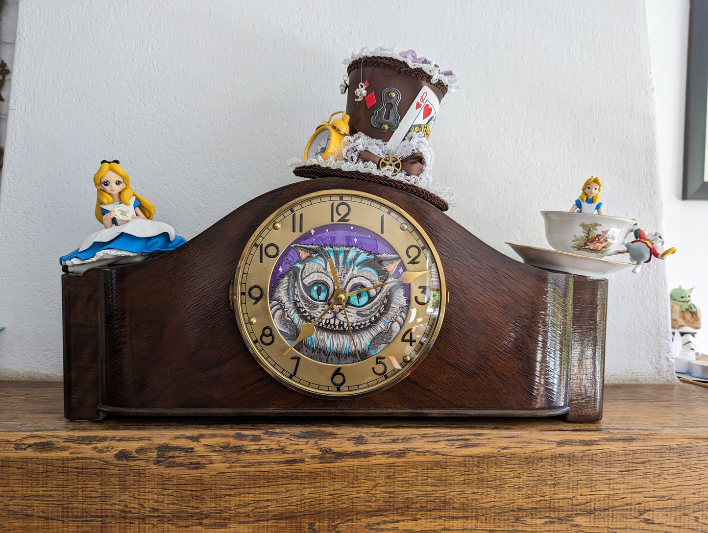 Alice in wonderland clock (No shipping)