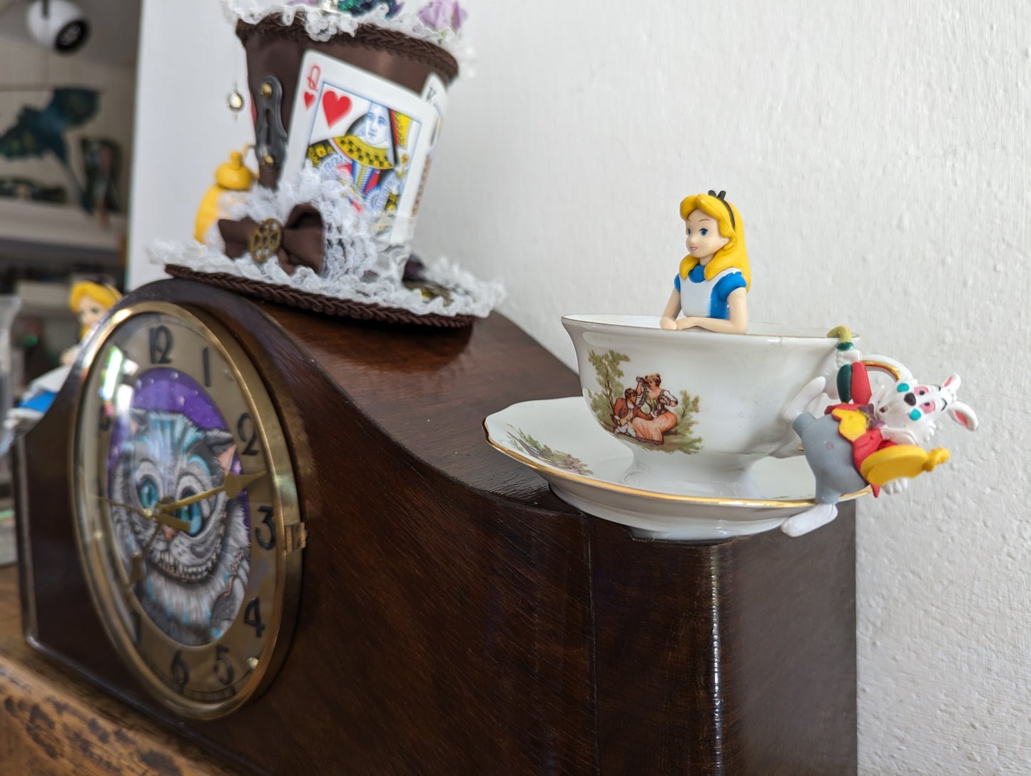 Alice in wonderland clock (No shipping)