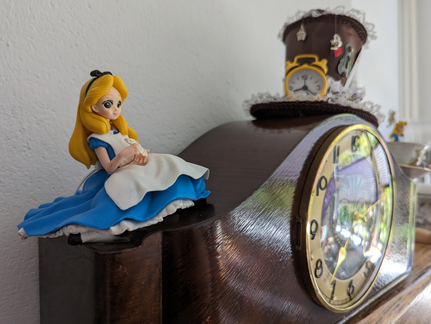 Alice in wonderland clock (No shipping)