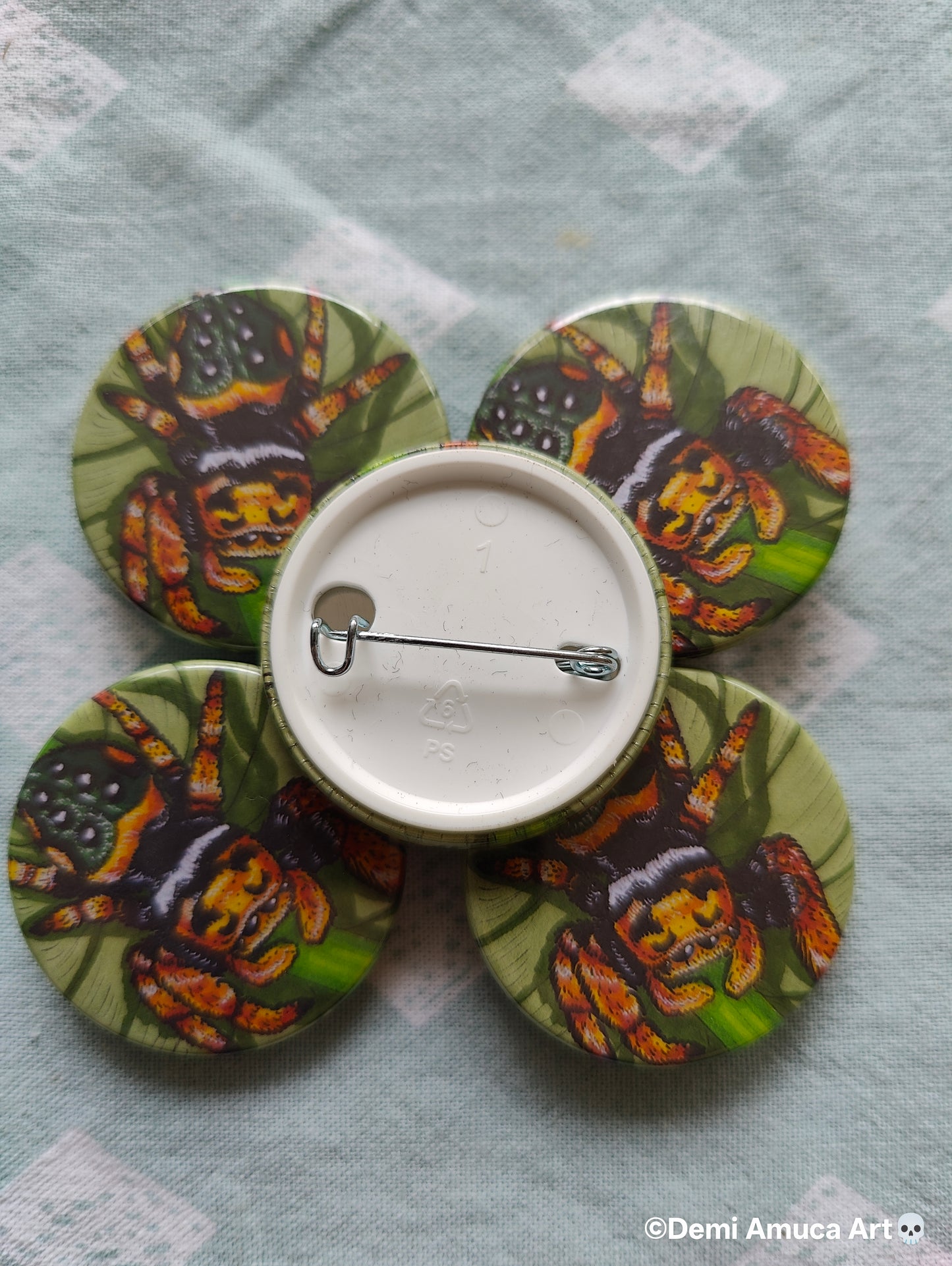 Button pin: Yellow spider
