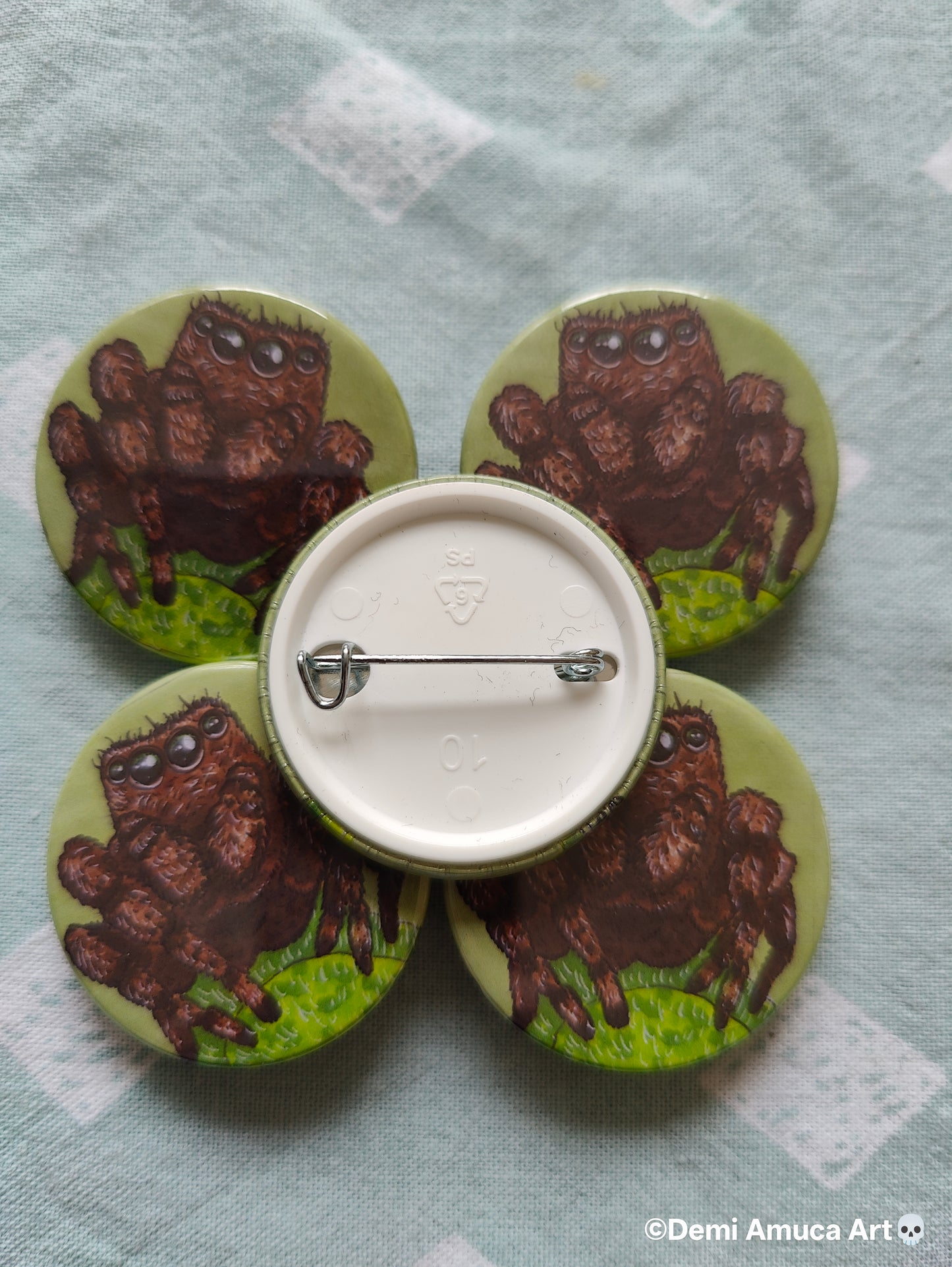 Button pin: Brown spider